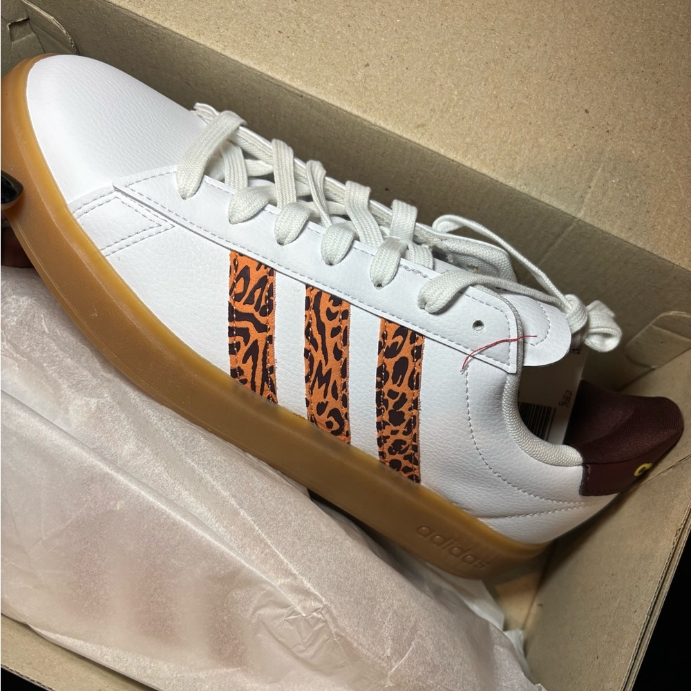 Leopard 🐆 Print Adidas - perfect for any season 💡